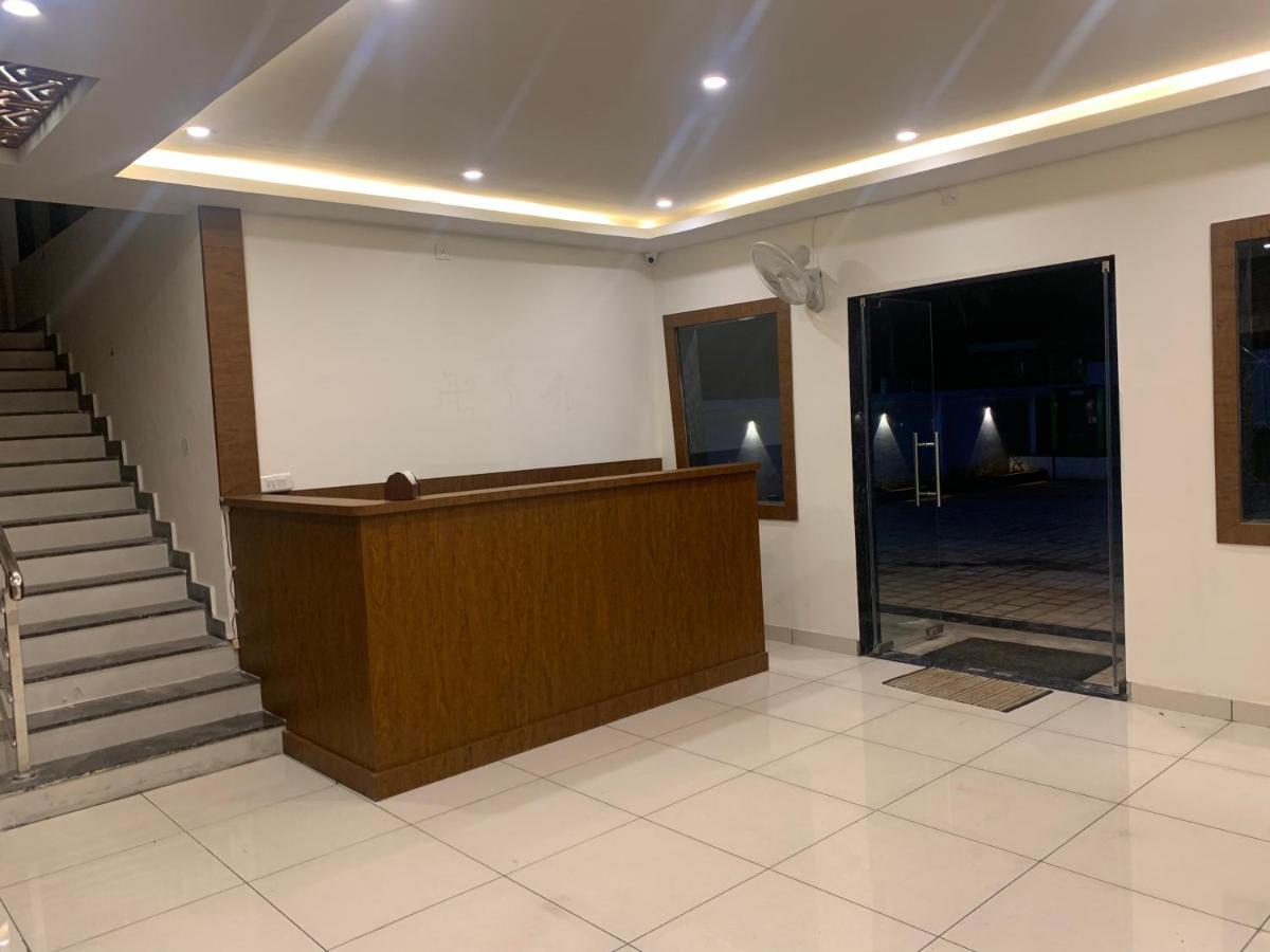 Hotel Airport City Dod Jala Extérieur photo